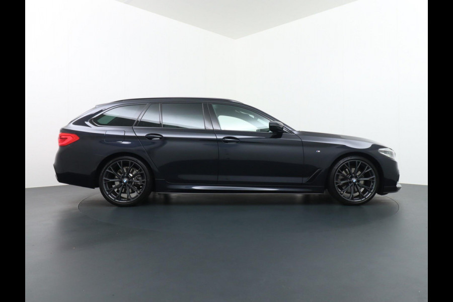 BMW 5 Serie Touring 520i M Sport Competition uitgevoerd ZEER COMPLEET | DEALER ONDERHOUDEN | PANO | LEDER