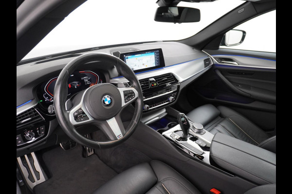 BMW 5 Serie Touring 520i M Sport Competition uitgevoerd ZEER COMPLEET | DEALER ONDERHOUDEN | PANO | LEDER