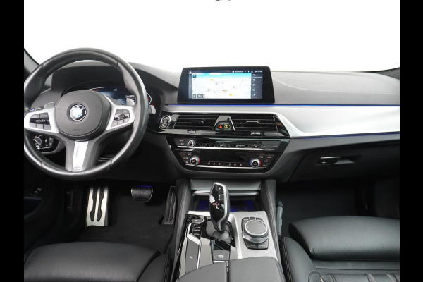 BMW 5 Serie Touring 520i M Sport Competition uitgevoerd ZEER COMPLEET | DEALER ONDERHOUDEN | PANO | LEDER