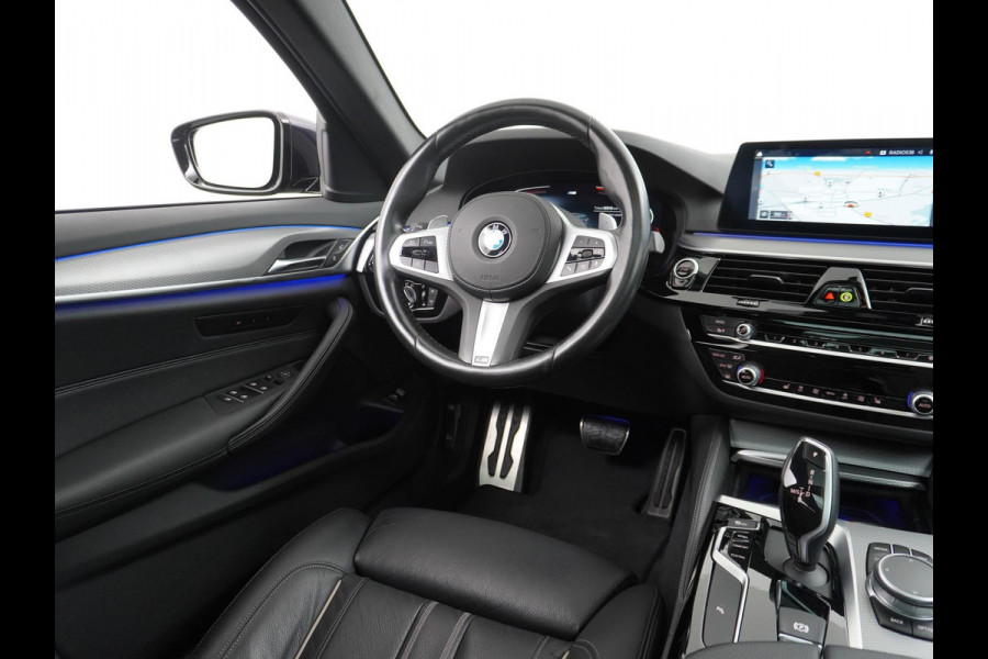 BMW 5 Serie Touring 520i M Sport Competition uitgevoerd ZEER COMPLEET | DEALER ONDERHOUDEN | PANO | LEDER