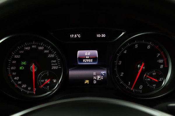 Mercedes-Benz CLA-Klasse 180 AMG Upgrade Edition | Origineel NL | Carplay | Stoelverwarming | Camera | Navigatie | Park Assist | Full LED
