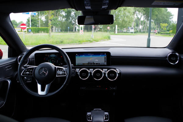 Mercedes-Benz A-Klasse 200 163 PK Automaat Premium Plus, Cruise Control, Navigatie, Camera, Stoelverwarming