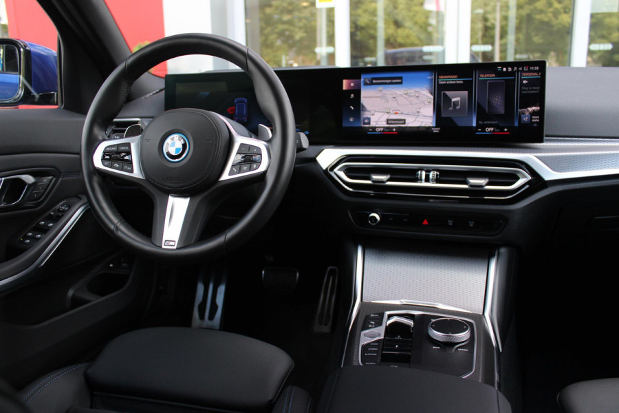 BMW 3 Serie Touring 320e M-SPORT 204pk AUTOMAAT HYBRID | CURVED DISPLAY | PANORAMISCH SCHUIF/KANTEL DAK | ACHTERUITRIJ CAMERA | ADAPTIEVE LED KOPLAMPEN |SHADOW LINE | ALCANTARA BEKLEDING | STOEL VERWARMING | DRAADLOZE APPLE CARPLAY | ELEKTRISCH VERSTELBARE STOELEN MET GEHEUGEN FUNCTIE | HEAD UP DISPLAY | AMBIANCE SFEER VERLICHTING | DRAADLOZE TELEFOONLADER | DODEHOEK BEWAKING | ELEKTRISCHE ACHTERKLEP | ADAPTIVE CRUISE CONTROL | DAB+ RADIO | COMFORT ACCESS | DONKER GETINTE ACHTERRUITEN | |