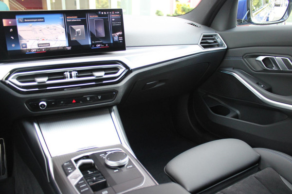 BMW 3 Serie Touring 320e M-SPORT 204pk AUTOMAAT HYBRID | CURVED DISPLAY | PANORAMISCH SCHUIF/KANTEL DAK | ACHTERUITRIJ CAMERA | ADAPTIEVE LED KOPLAMPEN |SHADOW LINE | ALCANTARA BEKLEDING | STOEL VERWARMING | DRAADLOZE APPLE CARPLAY | ELEKTRISCH VERSTELBARE STOELEN MET GEHEUGEN FUNCTIE | HEAD UP DISPLAY | AMBIANCE SFEER VERLICHTING | DRAADLOZE TELEFOONLADER | DODEHOEK BEWAKING | ELEKTRISCHE ACHTERKLEP | ADAPTIVE CRUISE CONTROL | DAB+ RADIO | COMFORT ACCESS | DONKER GETINTE ACHTERRUITEN | |