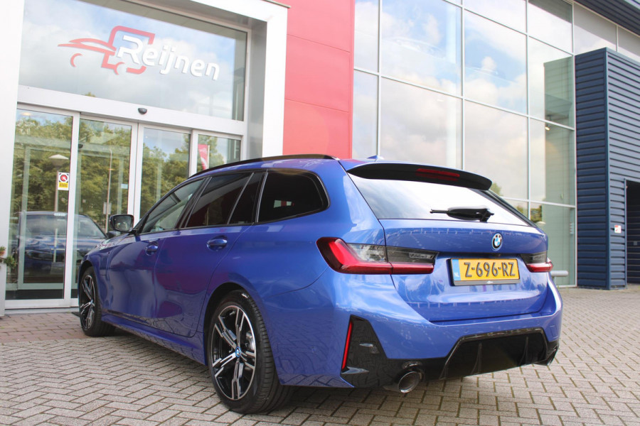 BMW 3 Serie Touring 320e M-SPORT 204pk AUTOMAAT HYBRID | CURVED DISPLAY | PANORAMISCH SCHUIF/KANTEL DAK | ACHTERUITRIJ CAMERA | ADAPTIEVE LED KOPLAMPEN |SHADOW LINE | ALCANTARA BEKLEDING | STOEL VERWARMING | DRAADLOZE APPLE CARPLAY | ELEKTRISCH VERSTELBARE STOELEN MET GEHEUGEN FUNCTIE | HEAD UP DISPLAY | AMBIANCE SFEER VERLICHTING | DRAADLOZE TELEFOONLADER | DODEHOEK BEWAKING | ELEKTRISCHE ACHTERKLEP | ADAPTIVE CRUISE CONTROL | DAB+ RADIO | COMFORT ACCESS | DONKER GETINTE ACHTERRUITEN | |