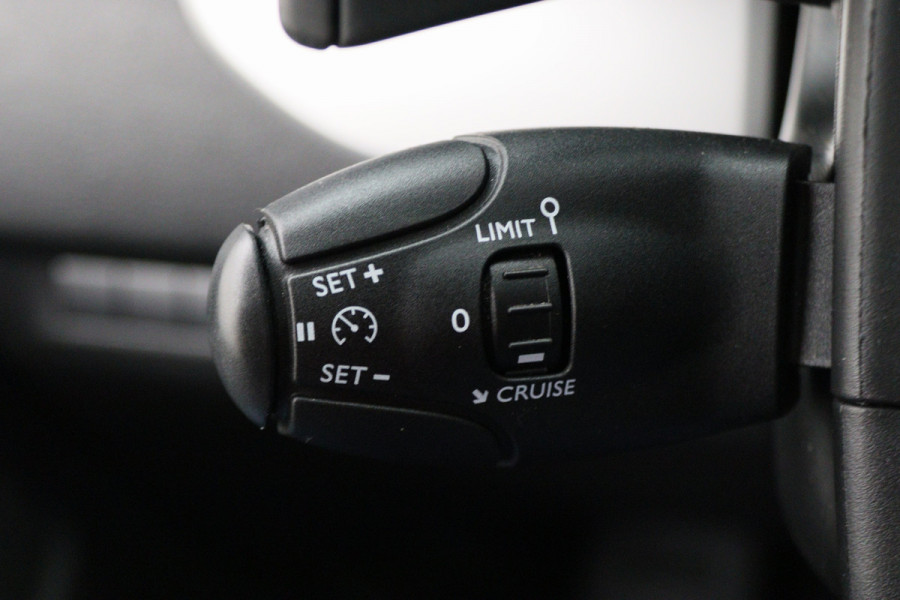 Toyota ProAce Worker 2.0 D-4D Black Line Automaat 3-Zits, Bi-Xenon, Navigatie, Apple CarPlay, Imperiaal, Trekhaak, Cruise, 17''