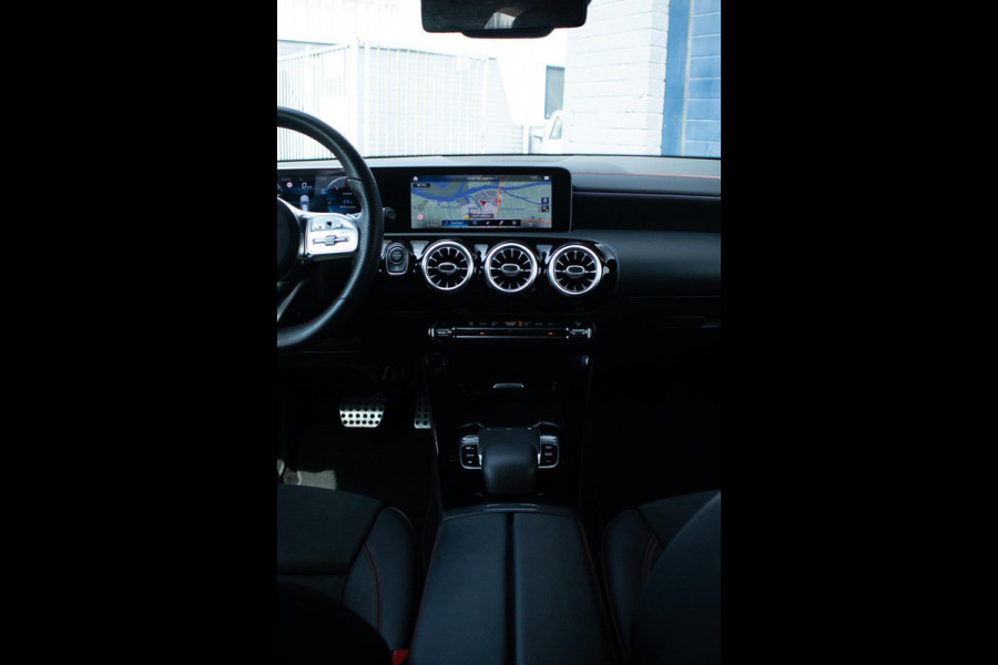 Mercedes-Benz CLA-Klasse 180 Business Solution AMG Widescreen ambient lighting