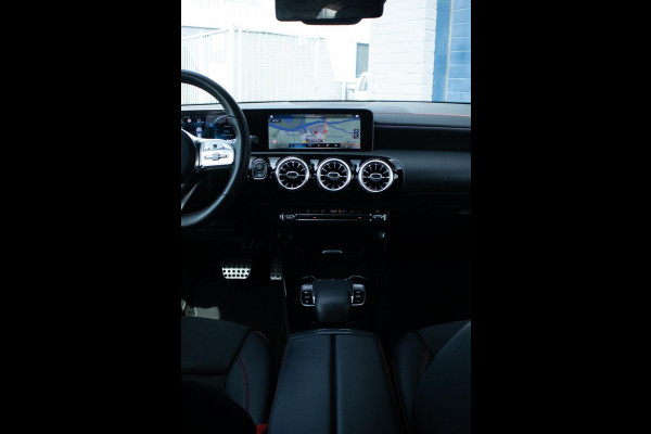 Mercedes-Benz CLA-Klasse 180 Business Solution AMG Widescreen ambient lighting