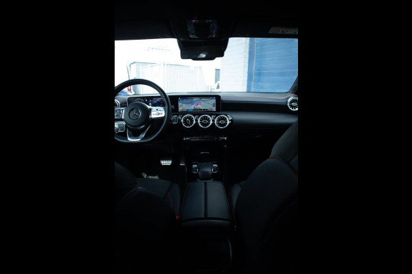 Mercedes-Benz CLA-Klasse 180 Business Solution AMG Widescreen ambient lighting