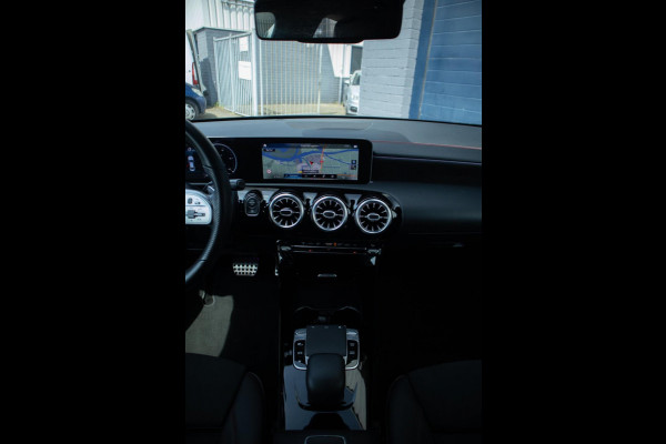 Mercedes-Benz CLA-Klasse 180 Business Solution AMG Widescreen ambient lighting