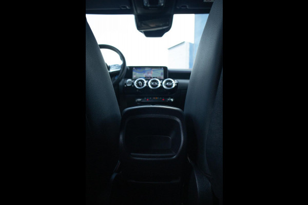 Mercedes-Benz CLA-Klasse 180 Business Solution AMG Widescreen ambient lighting