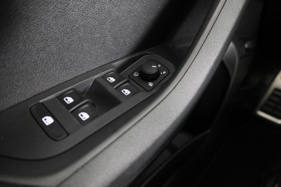 Škoda Karoq Sportline Business 1.5 TSI 150 pk 7 versn. DSG | Dode hoek sensoren | Adaptive Cruise Control | Elektrische achterklep