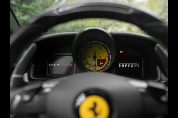 Ferrari GTC4 Lusso 6.3 V12 | Lift | Carbon Driver Zone | Pass. Display | Camera v+a | JBL