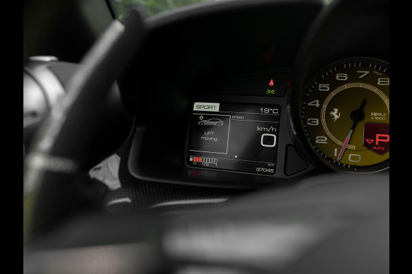 Ferrari GTC4 Lusso 6.3 V12 | Lift | Carbon Driver Zone | Pass. Display | Camera v+a | JBL