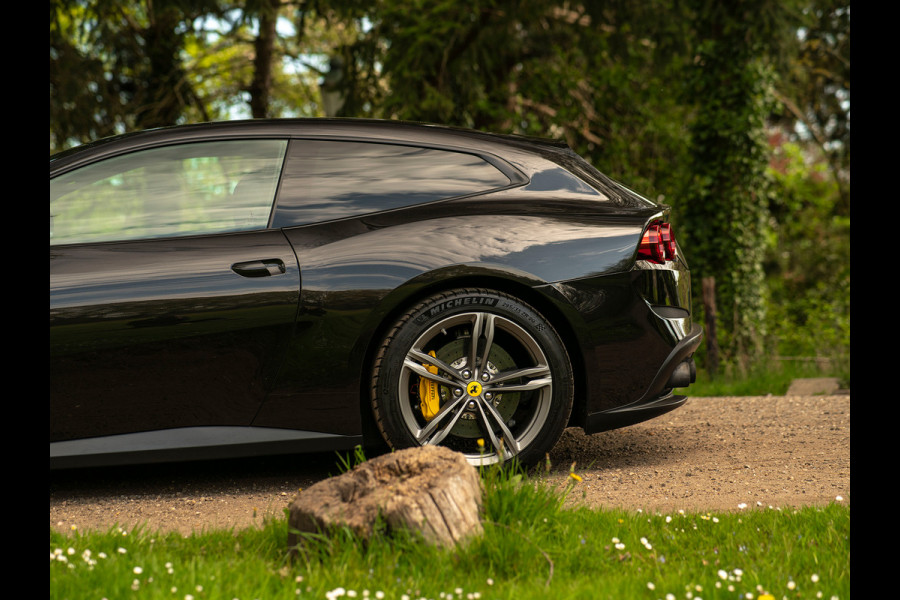 Ferrari GTC4 Lusso 6.3 V12 | Lift | Carbon Driver Zone | Pass. Display | Camera v+a | JBL