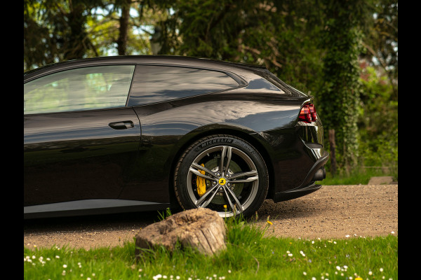 Ferrari GTC4 Lusso 6.3 V12 | Lift | Carbon Driver Zone | Pass. Display | Camera v+a | JBL