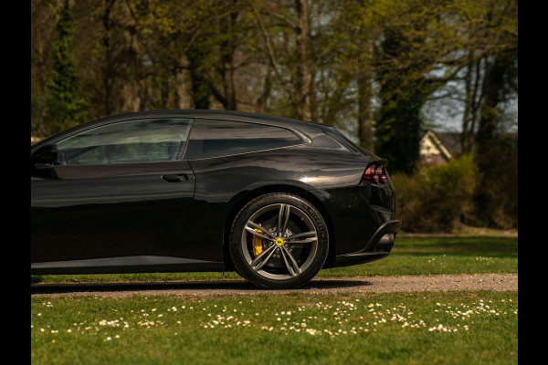 Ferrari GTC4 Lusso 6.3 V12 | Lift | Carbon Driver Zone | Pass. Display | Camera v+a | JBL