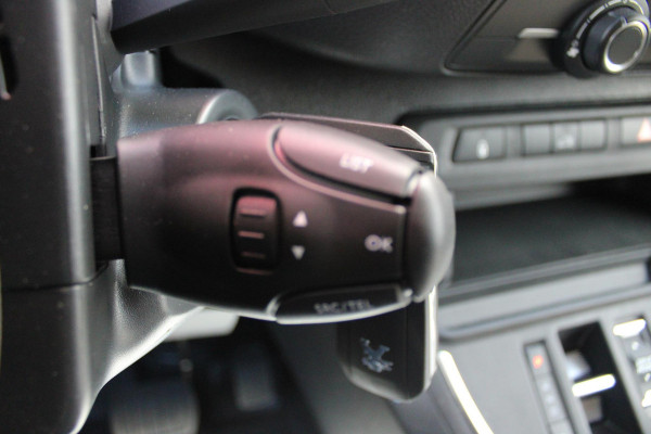 Peugeot e-Expert EV L3 136PK AUTOMAAT 75 kWh | 2 SCHUIFDEUREN | NAVIGATIE 10" TOUCHSCREEN | ACHTERUITRIJ CAMERA | APPLE CARPLAY/ANDROID AUTO | PARKEERSENSOREN | CRUISE CONTROL | DAB+ RADIO | NIEUWE BUS! | 3-ZITS | LAADRUIMTE PAKKET | 3-FASE! | DOORSCHUIFLUIK |
