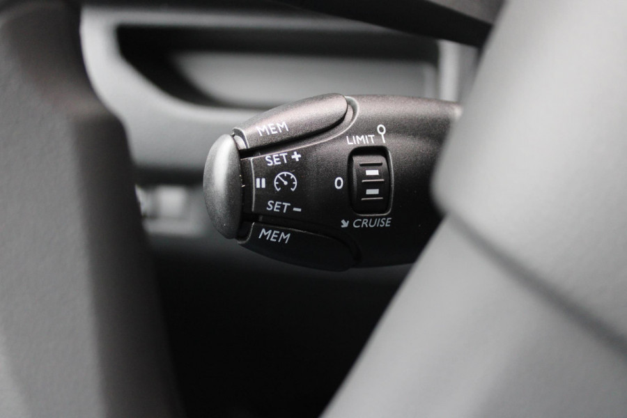 Peugeot e-Expert EV L3 136PK AUTOMAAT 75 kWh | 2 SCHUIFDEUREN | NAVIGATIE 10" TOUCHSCREEN | ACHTERUITRIJ CAMERA | APPLE CARPLAY/ANDROID AUTO | PARKEERSENSOREN | CRUISE CONTROL | DAB+ RADIO | NIEUWE BUS! | 3-ZITS | LAADRUIMTE PAKKET | 3-FASE! | DOORSCHUIFLUIK |