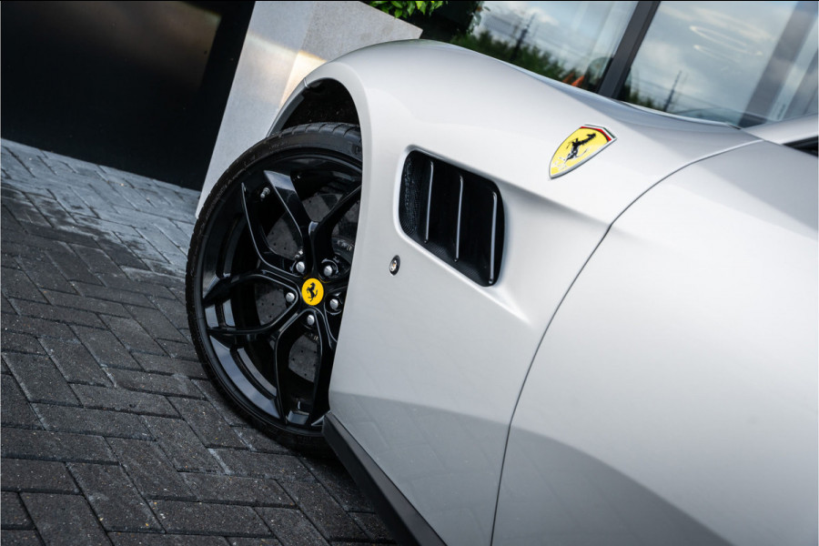 Ferrari GTC4 3.9 V8 Lusso - Panorama l Passenger display l Luxury seats l JBL l Ceramic l Memory