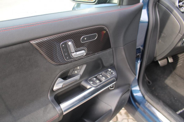 Mercedes-Benz GLA 200 AMG Line Panorama, LED, Elec stoelen met memory Full option Rijklaar incl Bovag garantie