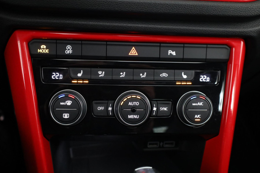 Volkswagen T-Roc 1.5 TSI Sport 150 pk Automaat (DSG) | Navigatie | Panoramadak | Parkeersensoren | Achteruitrijcamera | LED koplampen |