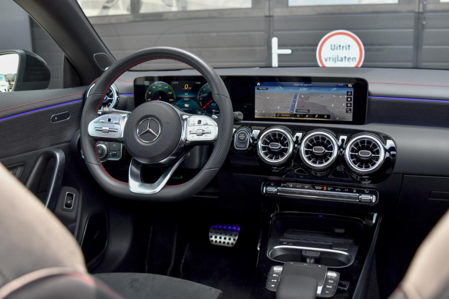 Mercedes-Benz CLA-Klasse 250e Plug-in AMG. Pano, HUD, 360, Burm, Keyless, Dodeh, CarPlay, Sfeer!
