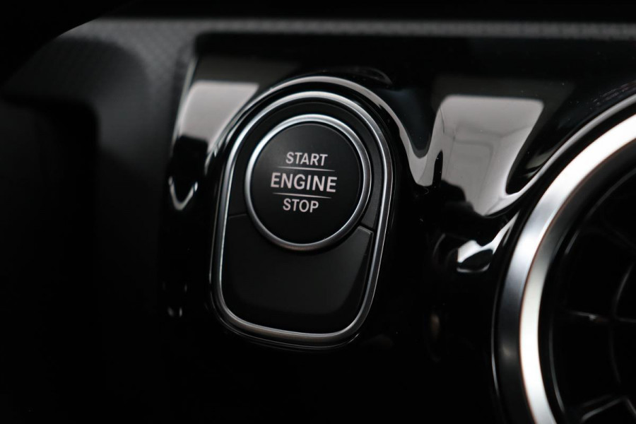 Mercedes-Benz A-Klasse 250e AMG Night | Stoelverwarming | Widescreen | Camera | Navigatie | Park Assist | Full LED | DAB | Half leder