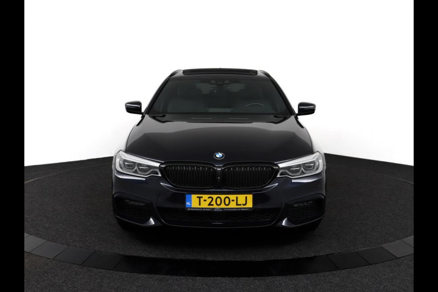 BMW 5 Serie 540i xDrive Touring *AUT*M-PAKKET*PANO*HUD*LEDER* *360 CAMERA*CARBON-ZWART*PPF FOLIE