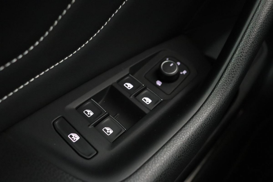 Volkswagen Passat 1.5 TSI Elegance R | Panoramadak | Trekhaak | Camera | Matrix LED | Carplay | Alcantara | Stoelverwarming | R-Line