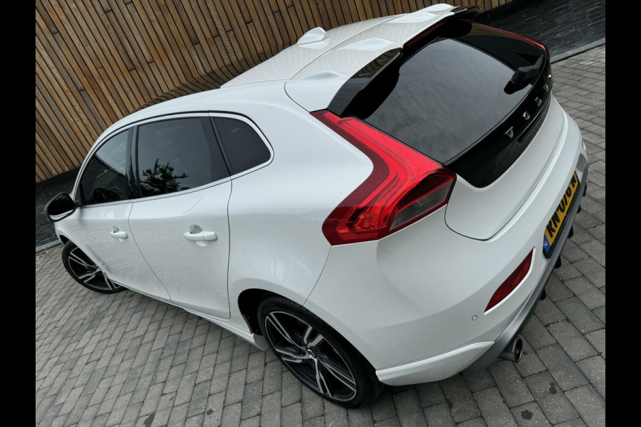 Volvo V40 2.0 T4 R-Design Automaat | Panoramadak | Volleer | LED verlichting | Achteruitrijcamera | Parkeersensoren voor en achter | Desig