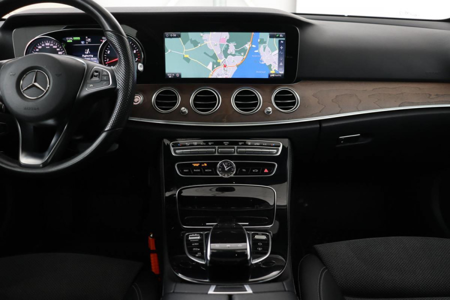 Mercedes-Benz E-Klasse 350e Avantgarde | Panoramadak | Adaptive cruise | Luchtvering | Carplay | Trekhaak | 360 camera | Stoelverwarming | Navigatie | Park Assist | Sfeerverlichting