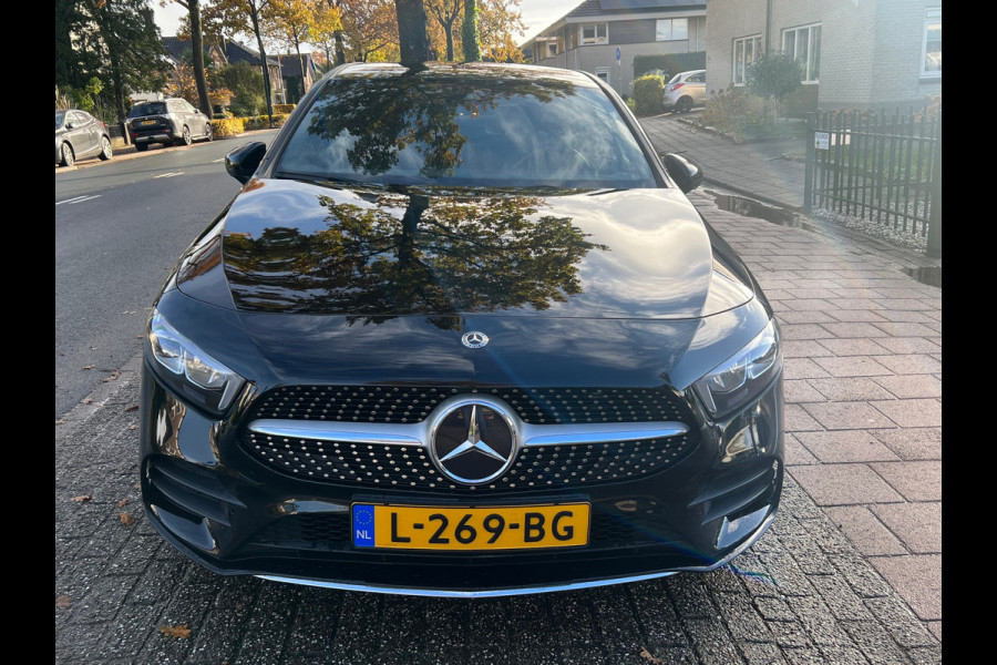 Mercedes-Benz A-Klasse 200 Premium Plus AMG voll opties !!