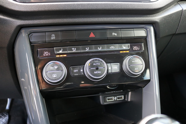 Volkswagen T-Roc 1.5 TSI Sport Xenon Led Virtual cockpit Navi T-haak 150pk!!
