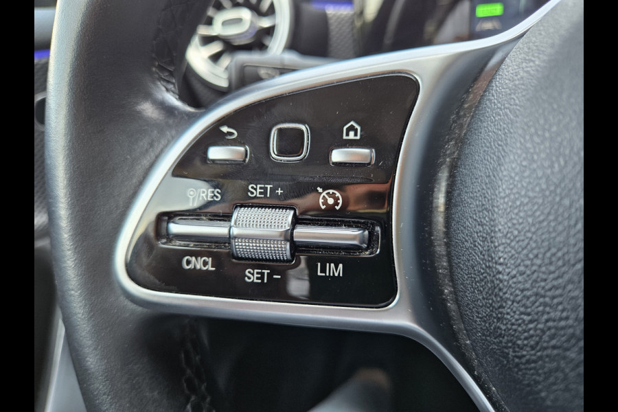 Mercedes-Benz A-Klasse 250 e Night Plug In Hybrid 218pk Dealer O.H | Camera | Sfeerverlichting | Navi | DAB | 18" L.M | Sportstoelen Verwarmd | DAB |