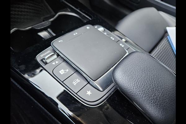 Mercedes-Benz A-Klasse 250 e Night Plug In Hybrid 218pk Dealer O.H | Camera | Sfeerverlichting | Navi | DAB | 18" L.M | Sportstoelen Verwarmd | DAB |