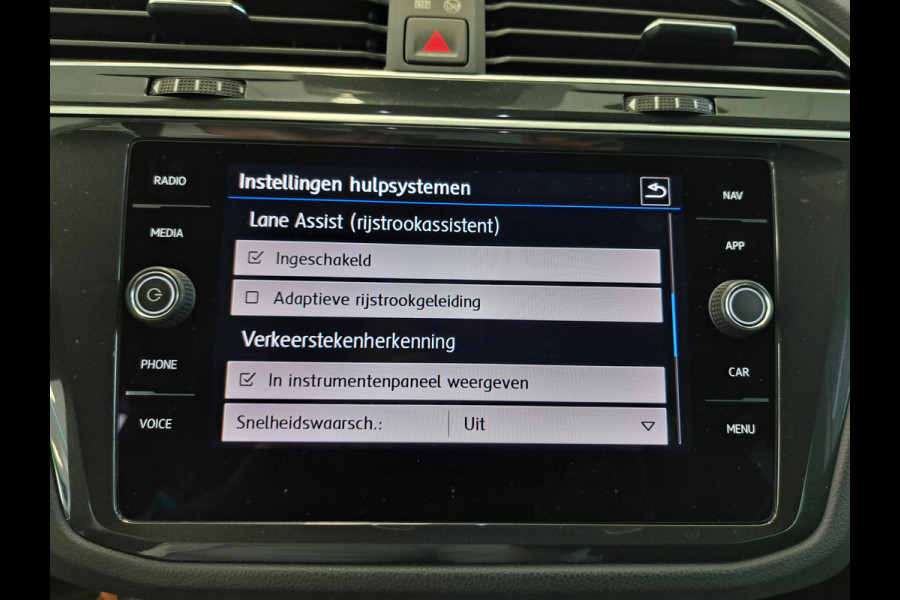 Volkswagen Tiguan 1.5 TSI ACT Highline Business R Navigatie,19LMV,Automaat, Elect. Trekhaak, VCP el.achterklep. 2 jaar garantie mogelijk* (vraag naar de voorwaarden)