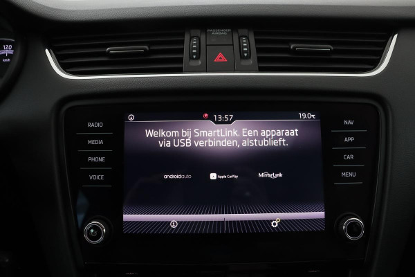 Škoda Octavia 1.5 TSI Ambition | DSG | Panoramadak | Trekhaak | Carplay | Navigatie | Climate control | PDC | Cruise control | Getint glas