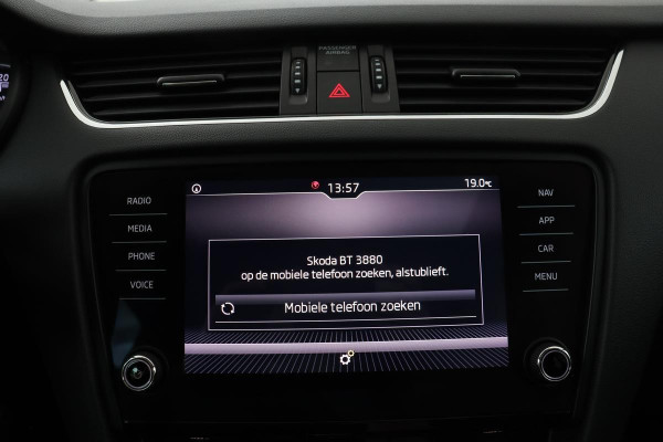 Škoda Octavia 1.5 TSI Ambition | DSG | Panoramadak | Trekhaak | Carplay | Navigatie | Climate control | PDC | Cruise control | Getint glas