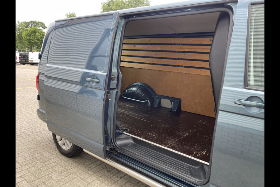 Volkswagen Transporter 2.0 TDI 150pk DSG automaat L2H1 Highline / vaste prijs rijklaar € 22.950 ex btw / lease vanaf € 410 / airco / cruise / navi / camera / trekhaak 2500 kg / pdc voor en achter !