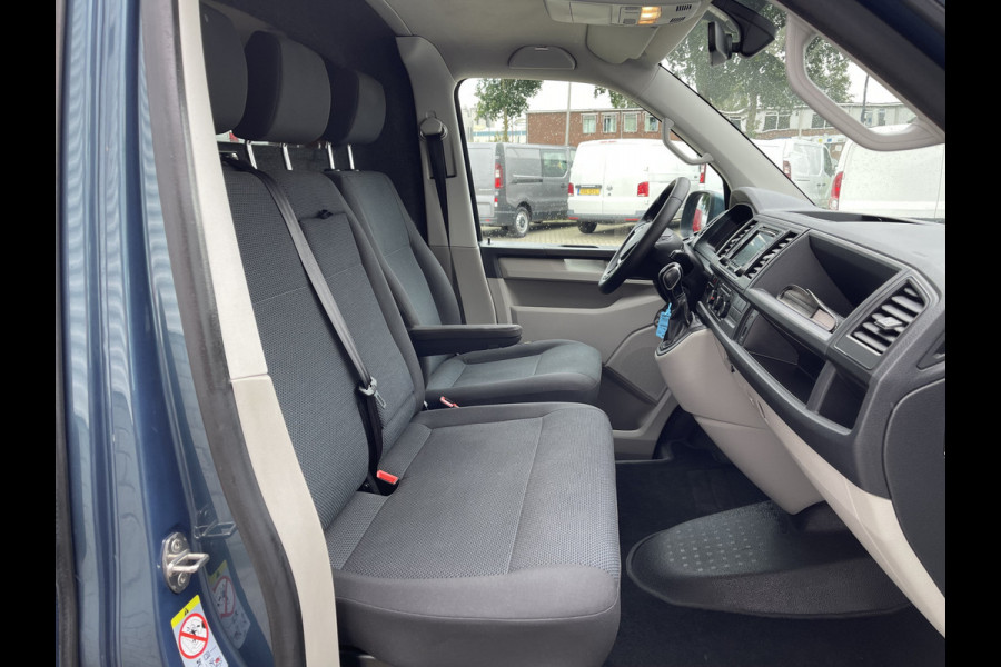 Volkswagen Transporter 2.0 TDI 150pk DSG automaat L2H1 Highline / vaste prijs rijklaar € 22.950 ex btw / lease vanaf € 410 / airco / cruise / navi / camera / trekhaak 2500 kg / pdc voor en achter !