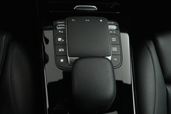 Mercedes-Benz A-Klasse 180 Business Solution Luxury Automaat (SFEERVERLICHTING, STOELVERWARMING, CAMERA, LEDER, 1e EIGENAAR)