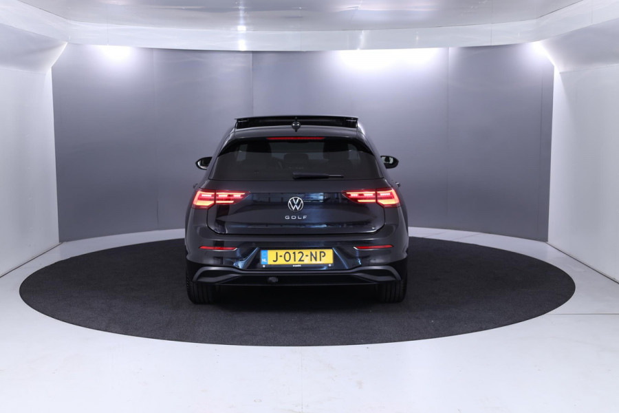 Volkswagen Golf 1.5 TSI Life Business 131 pk | Navigatie | Panoramadak | Trekhaak | Parkeersensoren (Park assist) | Matrix LED koplampen |