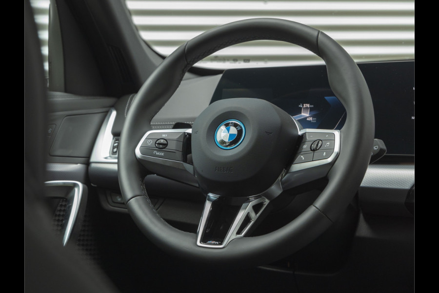 BMW iX1 eDrive20 M-Sport - Stoelverwarming - Camera - Shadowline