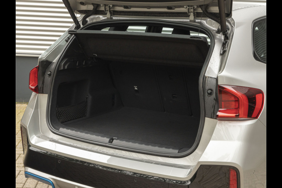 BMW iX1 xDrive30 M-Sport - Stoelverwarming - Camera - Alarm Klasse 3
