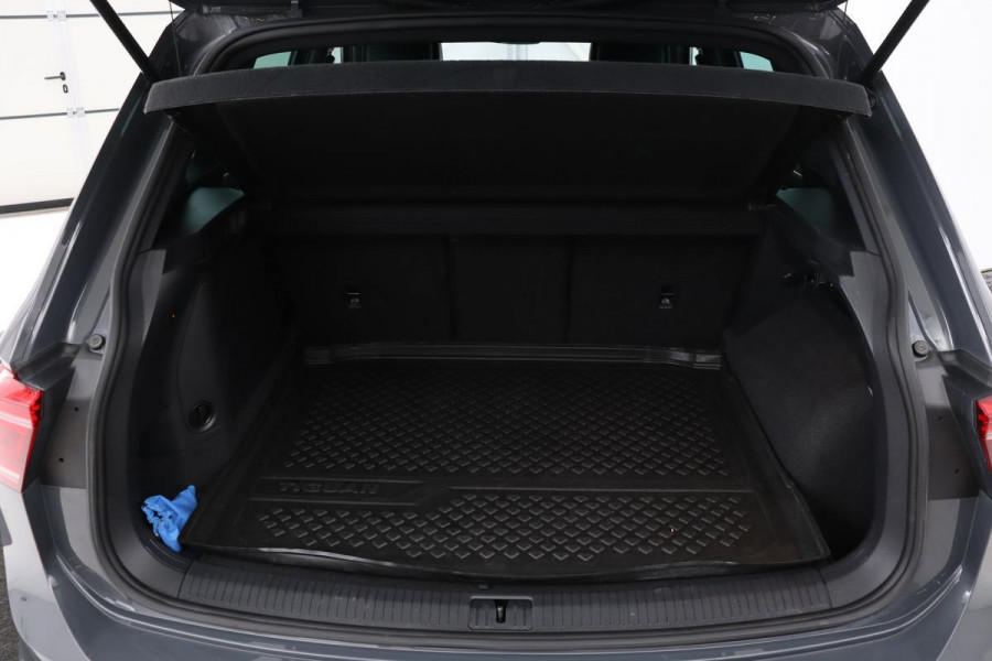 Volkswagen Tiguan 1.4 TSI eHybrid R-Line | Camera | Trekhaak | Stoel & Stuurverwarming | Park Assist | Carplay | Active Info | Adaptive Cruise