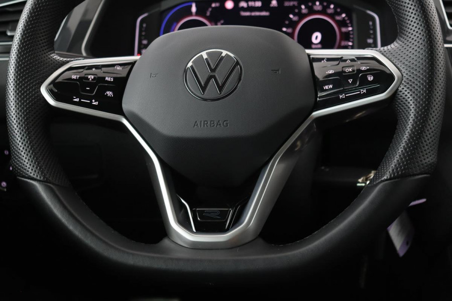 Volkswagen Tiguan 1.4 TSI eHybrid R-Line | Camera | Trekhaak | Stoel & Stuurverwarming | Park Assist | Carplay | Active Info | Adaptive Cruise