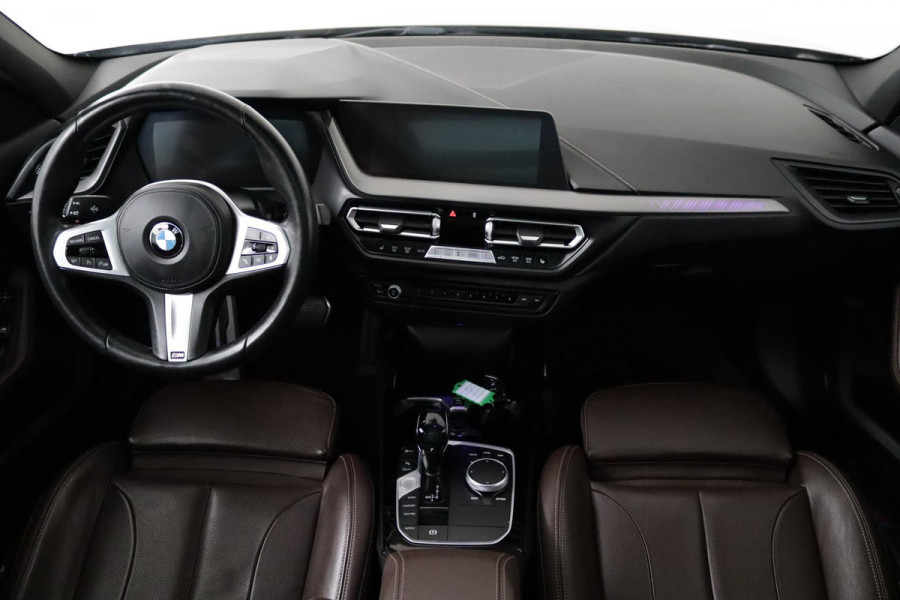 BMW 1-serie 118i High Executive Automaat (PANORAMADAK, SFEERVERLICHTING, CAMERA, STOELVERWARMING, DEALER ONDERHOUDEN)