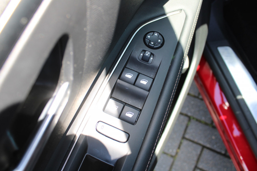 Peugeot 3008 1.6 PureTech GT Line | Automaat | Trekhaak | 19" LM | PDC | Panoramadak | Elektrische kofferklep |