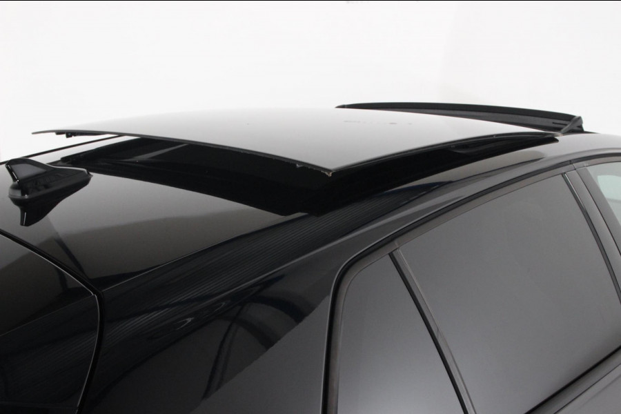 Volkswagen Golf 1.5 eTSI R-Line exterieur en interieur | panoramadak